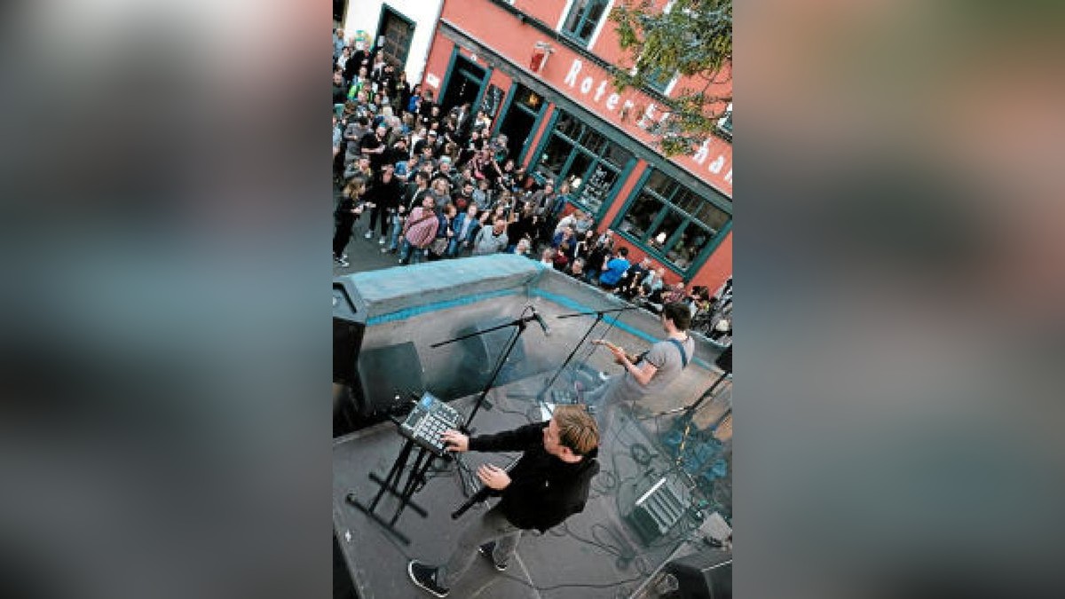 Fete de la Musique in der Erfurter Innenstadt mit Captain Capa auf dem Dach der Engelsburg, Mbp und Magma im Kulturquartier, Chameleon Walk am Domplatz und vielen anderen. Foto: Frank Karmeyer