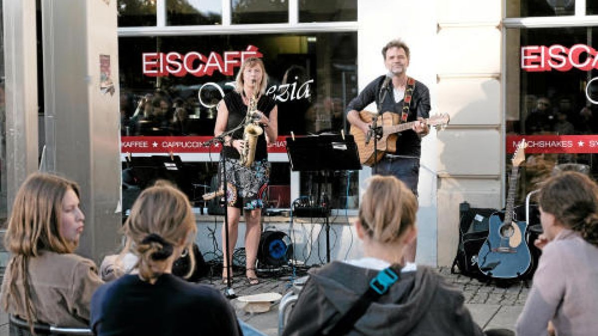 Fete de la Musique in der Erfurter Innenstadt mit Captain Capa auf dem Dach der Engelsburg, Mbp und Magma im Kulturquartier, Chameleon Walk am Domplatz und vielen anderen. Foto: Frank Karmeyer