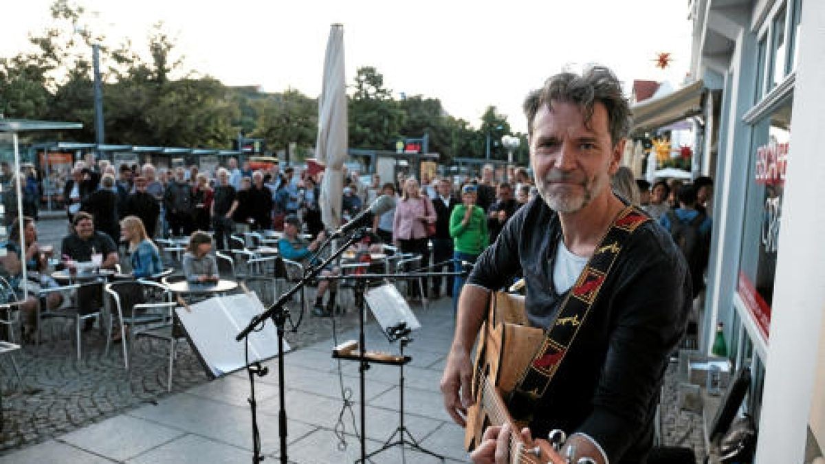 Fete de la Musique in der Erfurter Innenstadt mit Captain Capa auf dem Dach der Engelsburg, Mbp und Magma im Kulturquartier, Chameleon Walk am Domplatz und vielen anderen. Foto: Frank Karmeyer