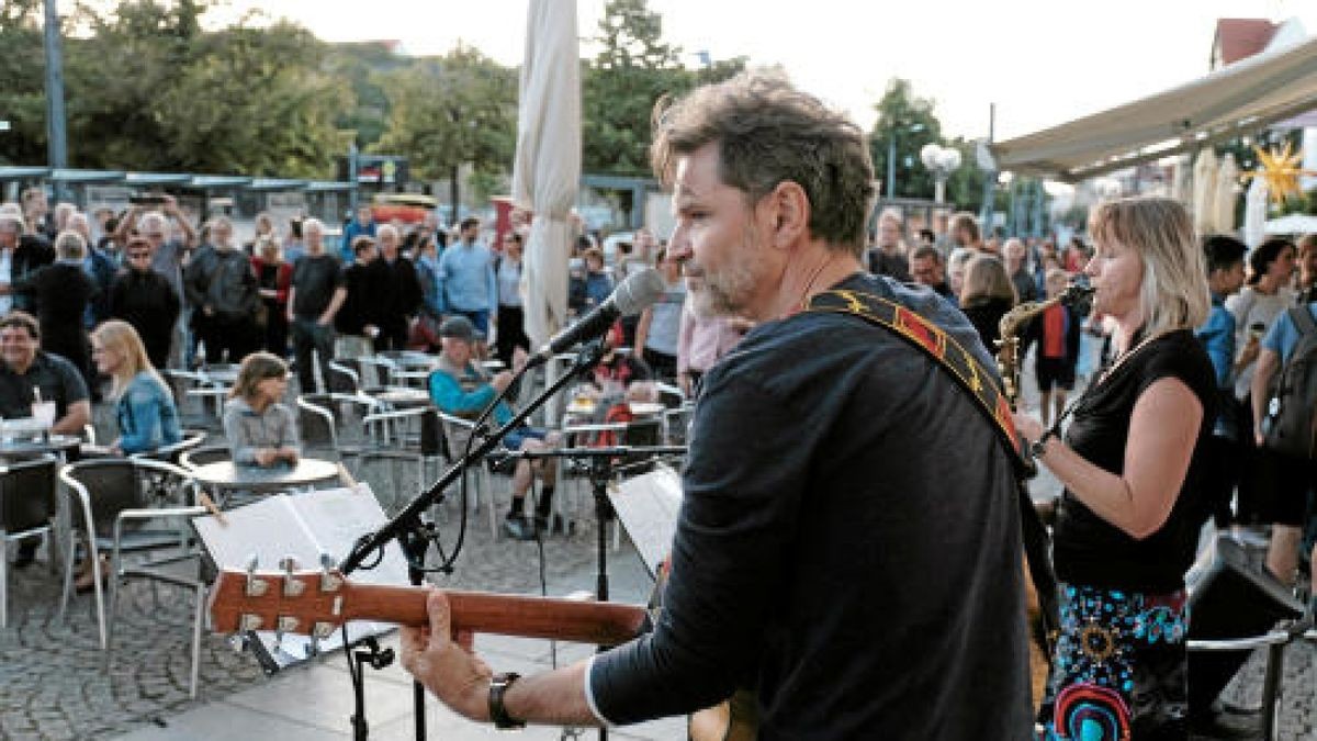 Fete de la Musique in der Erfurter Innenstadt mit Captain Capa auf dem Dach der Engelsburg, Mbp und Magma im Kulturquartier, Chameleon Walk am Domplatz und vielen anderen. Foto: Frank Karmeyer