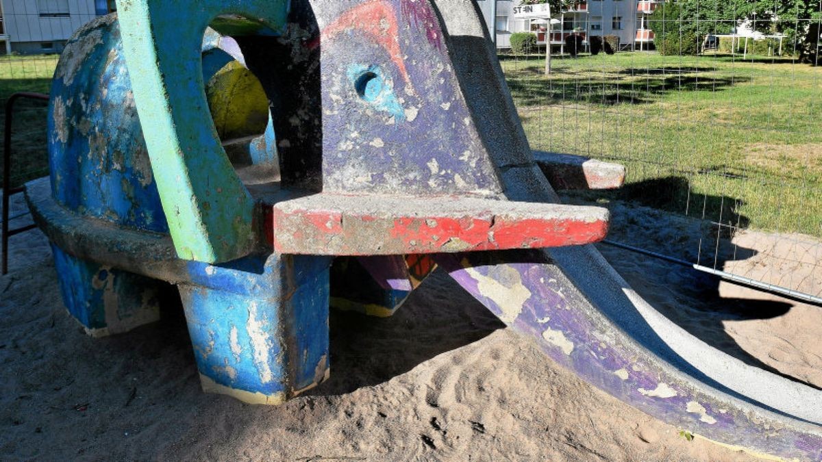 Kinder lieben Spielplätze. Die Elefantenrutsche im Eisenacher Thälmannviertel ist sichtbar in die Jahre gekommen.