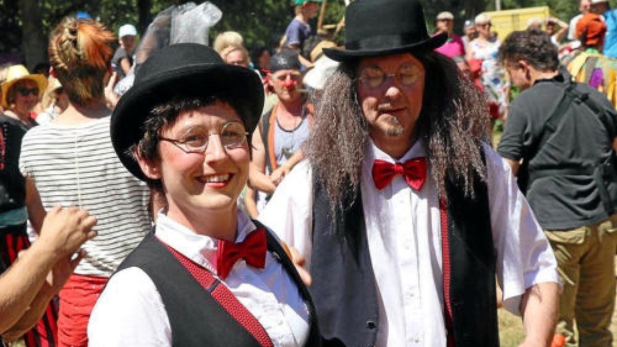 Turbulent geht es für Kinder und ihre Familien beim Kinderfest im Heinepark zu, wo Musik, Theater, Maske und Mitmachaktionen verblüffen und verzaubern.