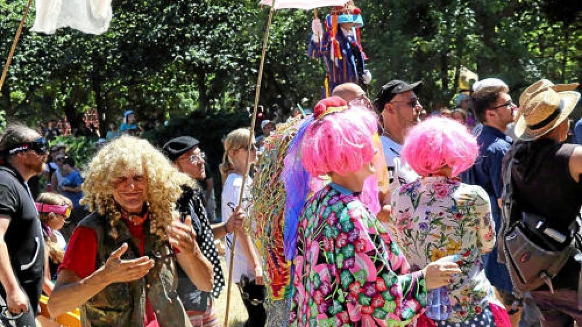 Turbulent geht es für Kinder und ihre Familien beim Kinderfest im Heinepark zu, wo Musik, Theater, Maske und Mitmachaktionen verblüffen und verzaubern.