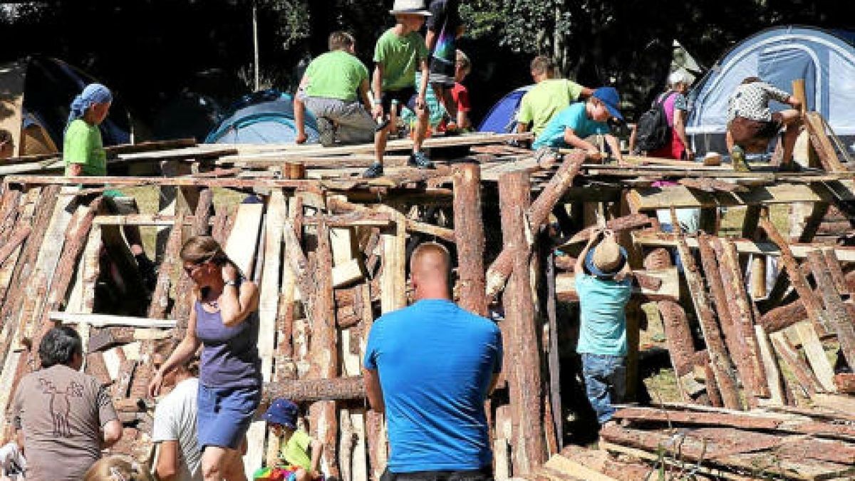 Turbulent geht es für Kinder und ihre Familien beim Kinderfest im Heinepark zu, wo Musik, Theater, Maske und Mitmachaktionen verblüffen und verzaubern.