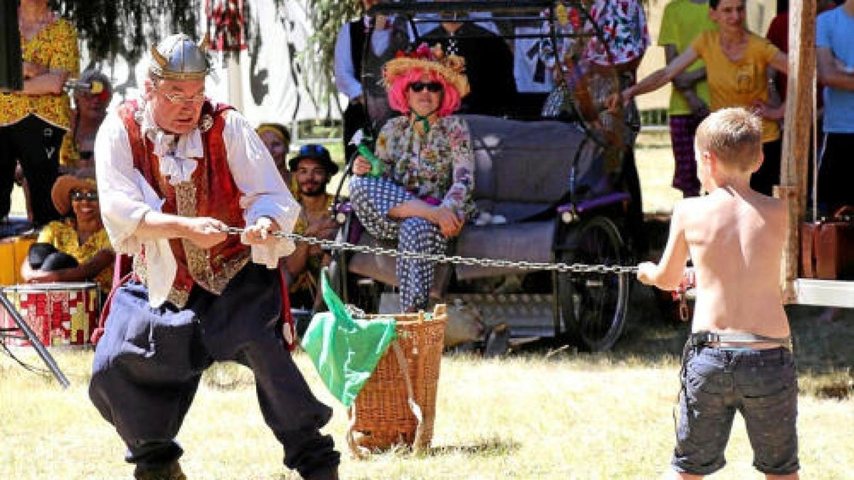 Turbulent geht es für Kinder und ihre Familien beim Kinderfest im Heinepark zu, wo Musik, Theater, Maske und Mitmachaktionen verblüffen und verzaubern.