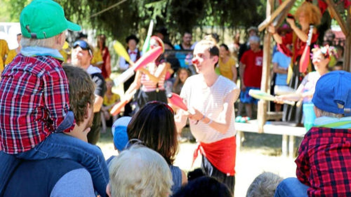 Turbulent geht es für Kinder und ihre Familien beim Kinderfest im Heinepark zu, wo Musik, Theater, Maske und Mitmachaktionen verblüffen und verzaubern.