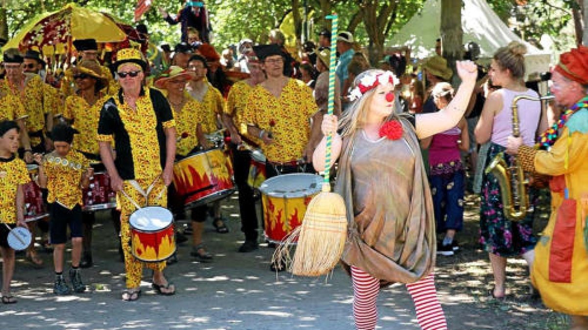 Turbulent geht es für Kinder und ihre Familien beim Kinderfest im Heinepark zu, wo Musik, Theater, Maske und Mitmachaktionen verblüffen und verzaubern.