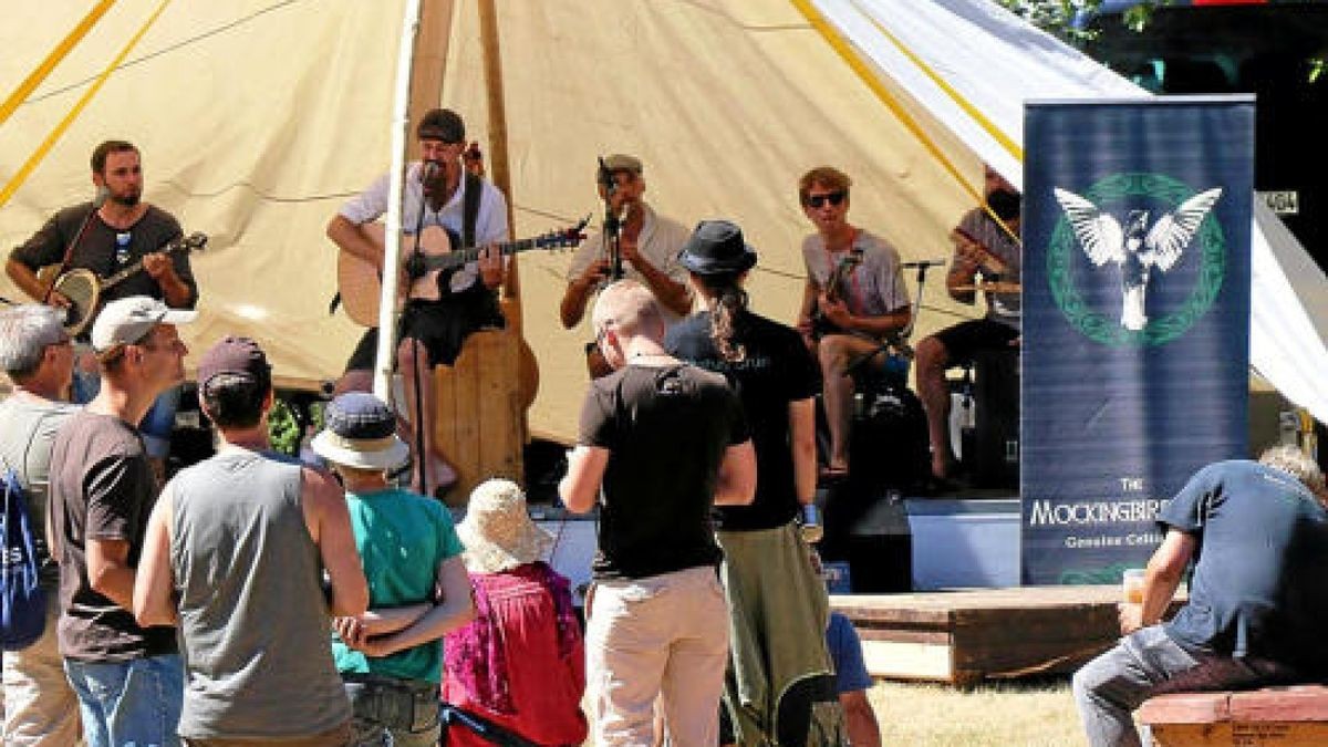 Turbulent geht es für Kinder und ihre Familien beim Kinderfest im Heinepark zu, wo Musik, Theater, Maske und Mitmachaktionen verblüffen und verzaubern.