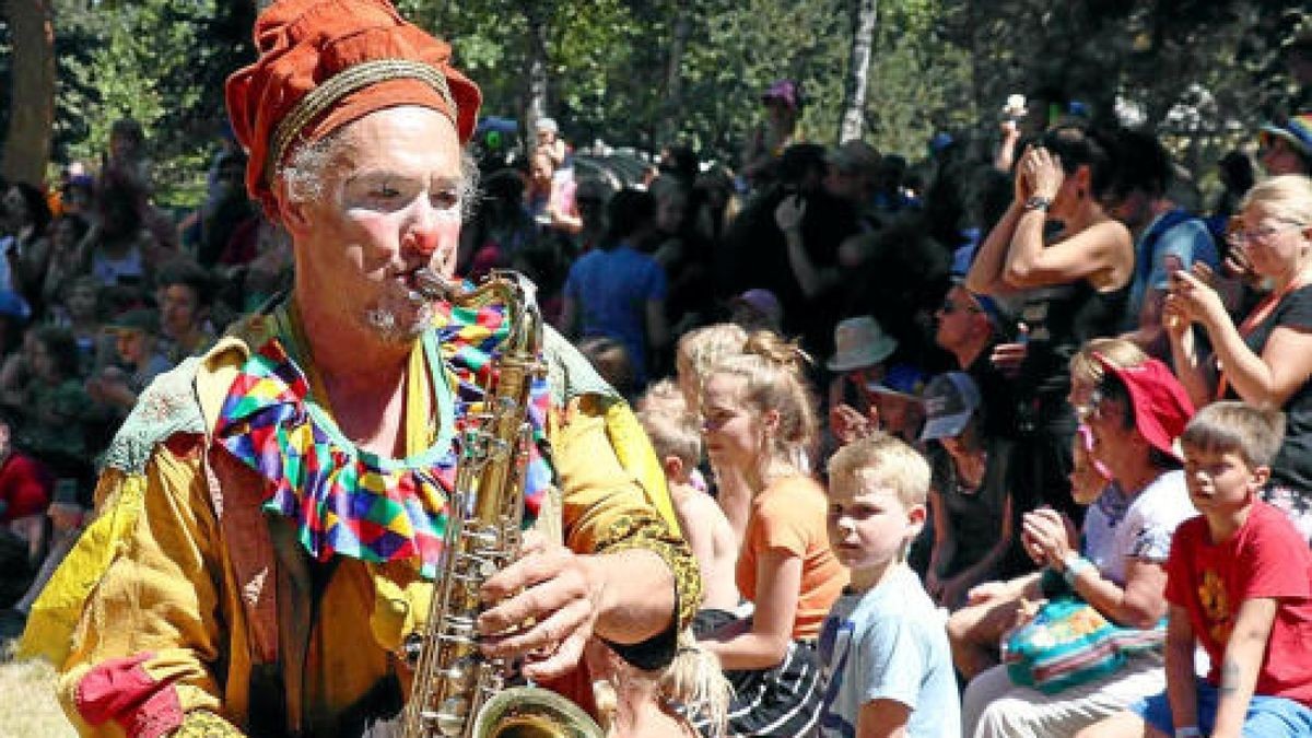 Turbulent geht es für Kinder und ihre Familien beim Kinderfest im Heinepark zu, wo Musik, Theater, Maske und Mitmachaktionen verblüffen und verzaubern.