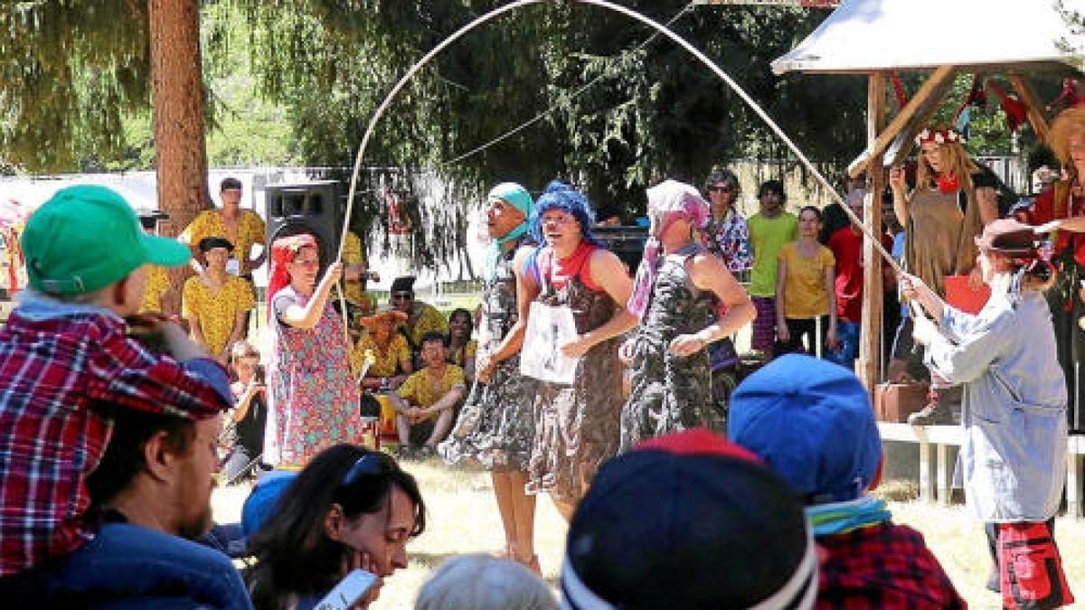 Turbulent geht es für Kinder und ihre Familien beim Kinderfest im Heinepark zu, wo Musik, Theater, Maske und Mitmachaktionen verblüffen und verzaubern.