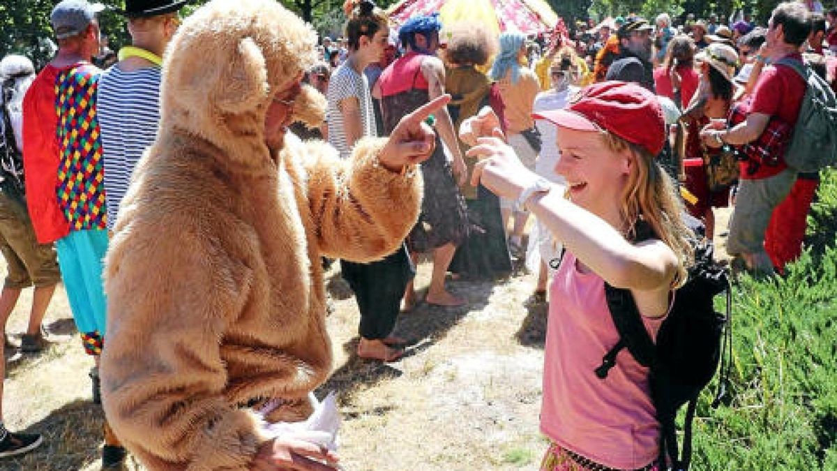 Turbulent geht es für Kinder und ihre Familien beim Kinderfest im Heinepark zu, wo Musik, Theater, Maske und Mitmachaktionen verblüffen und verzaubern.