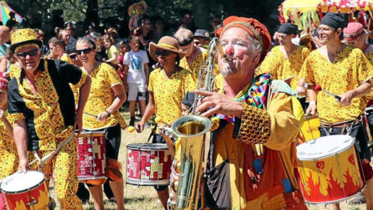 Turbulent geht es für Kinder und ihre Familien beim Kinderfest im Heinepark zu, wo Musik, Theater, Maske und Mitmachaktionen verblüffen und verzaubern.