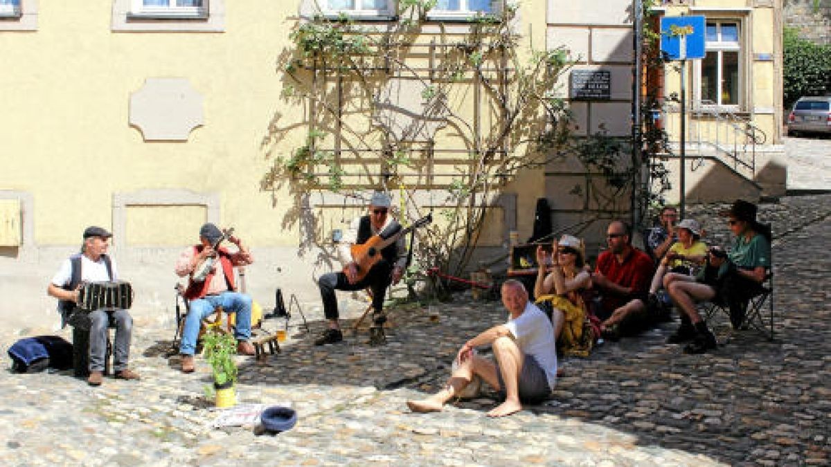 Rudolstadt-Festival 2018: Zehntausende Gäste feiern wie jedes Jahr am ersten Juli-Wochenende mit Künstlern aus aller Welt ein friedliches Fest. Hier die Eindrücke, die unsere Reporter sammeln konnen, in einer Bilderschau.