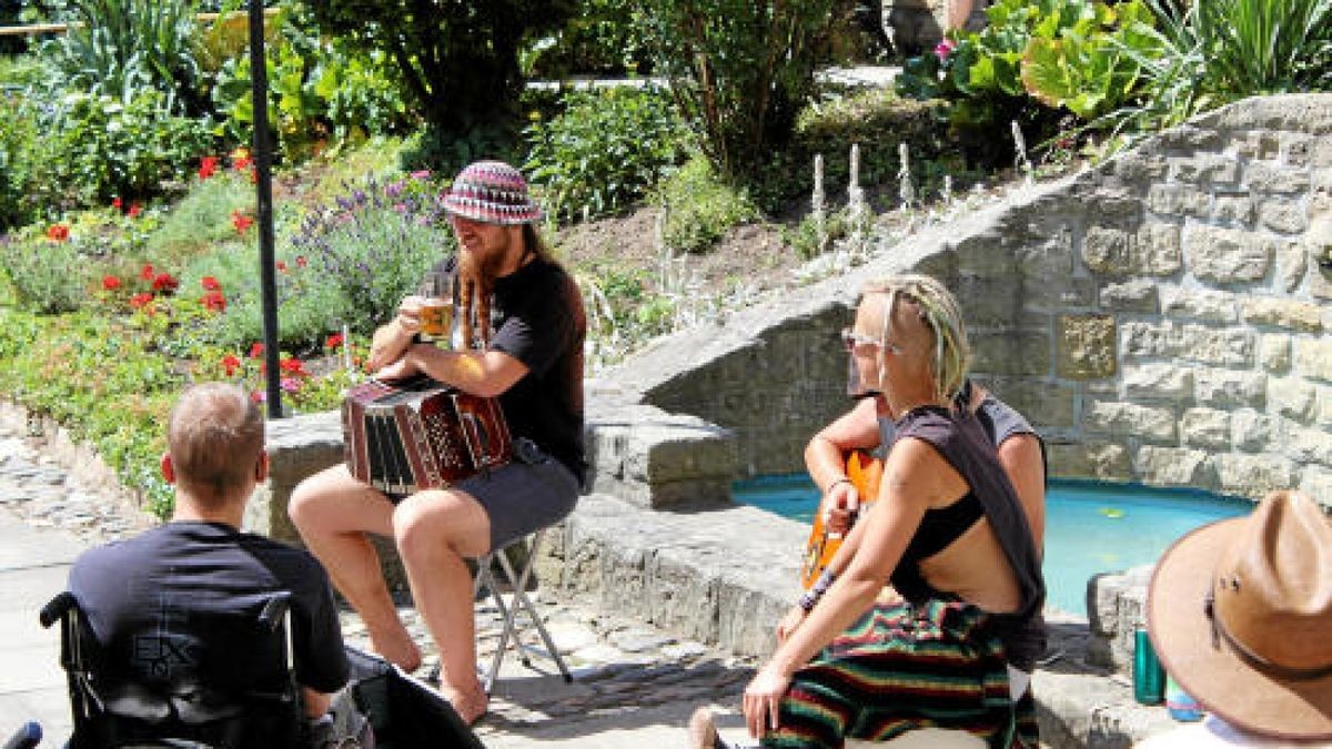 Rudolstadt-Festival 2018: Zehntausende Gäste feiern wie jedes Jahr am ersten Juli-Wochenende mit Künstlern aus aller Welt ein friedliches Fest. Hier die Eindrücke, die unsere Reporter sammeln konnen, in einer Bilderschau.