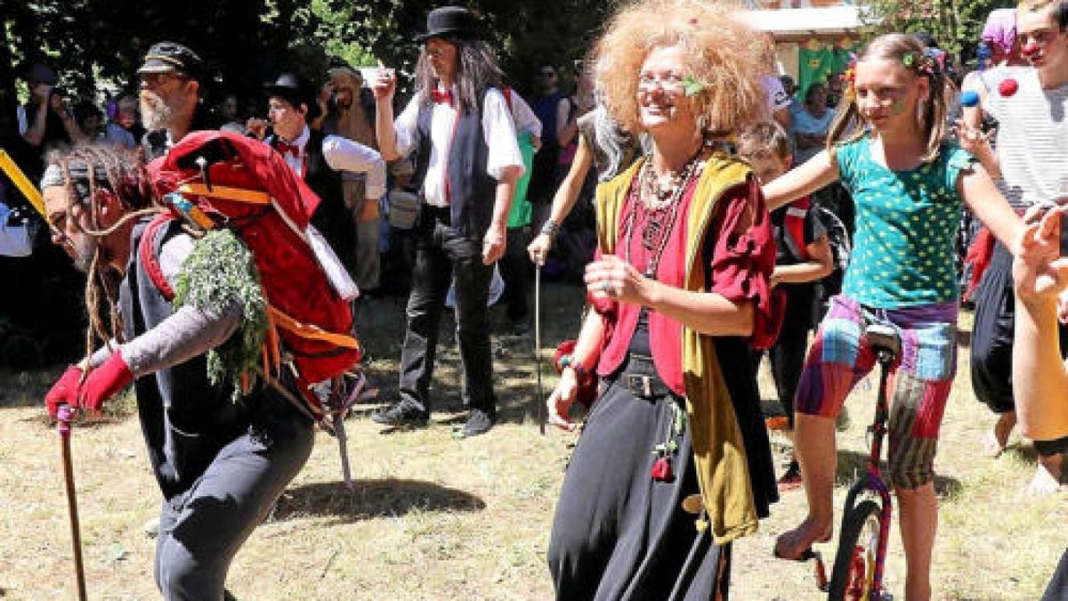 Turbulent geht es für Kinder und ihre Familien beim Kinderfest im Heinepark zu, wo Musik, Theater, Maske und Mitmachaktionen verblüffen und verzaubern.