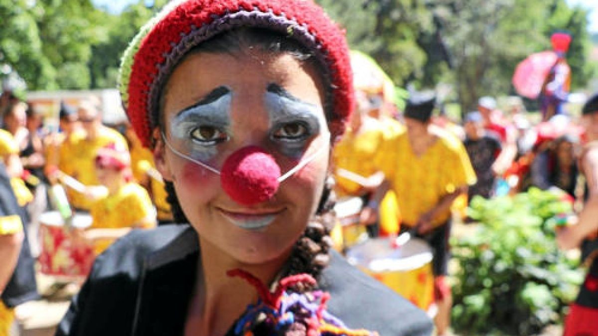 Turbulent geht es für Kinder und ihre Familien beim Kinderfest im Heinepark zu, wo Musik, Theater, Maske und Mitmachaktionen verblüffen und verzaubern.