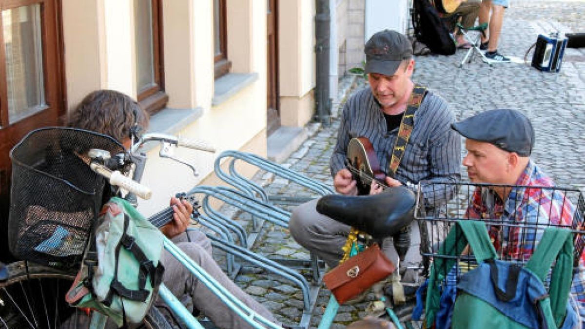 Rudolstadt-Festival 2018: Zehntausende Gäste feiern wie jedes Jahr am ersten Juli-Wochenende mit Künstlern aus aller Welt ein friedliches Fest. Hier die Eindrücke, die unsere Reporter sammeln konnen, in einer Bilderschau.