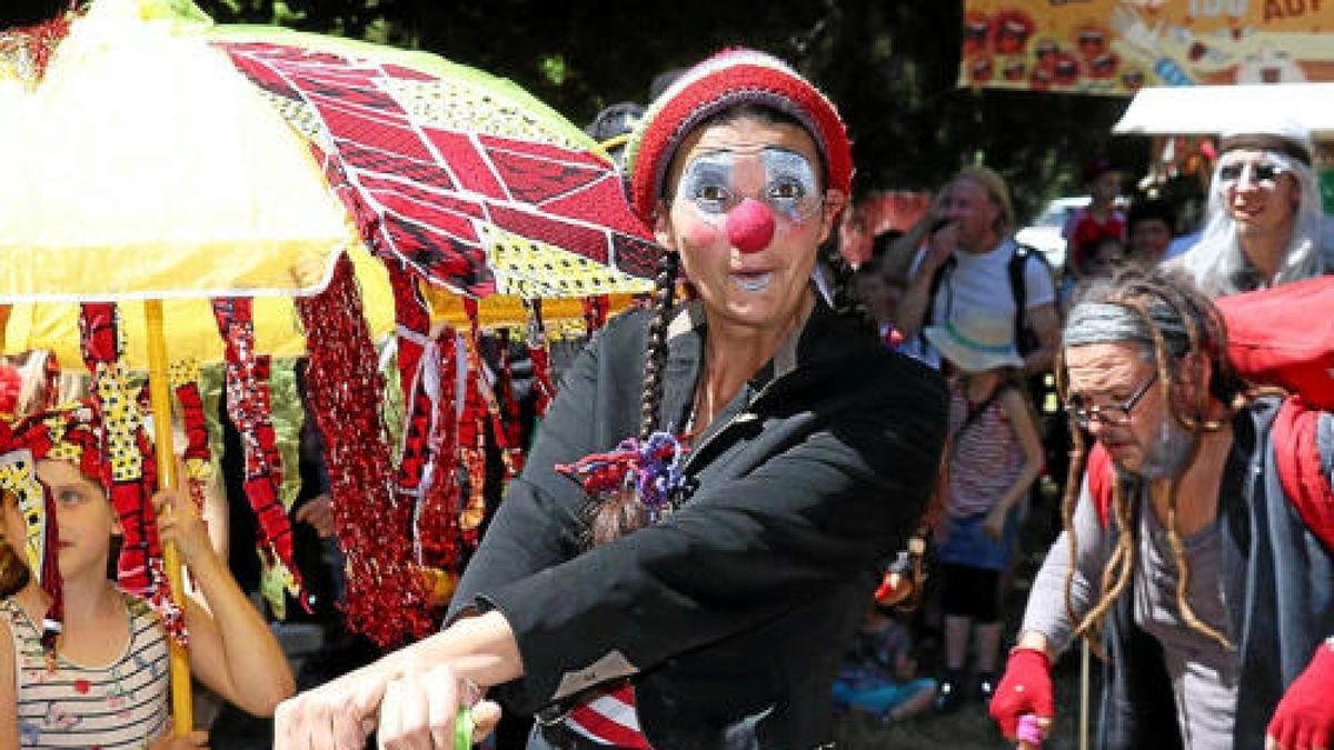 Turbulent geht es für Kinder und ihre Familien beim Kinderfest im Heinepark zu, wo Musik, Theater, Maske und Mitmachaktionen verblüffen und verzaubern.