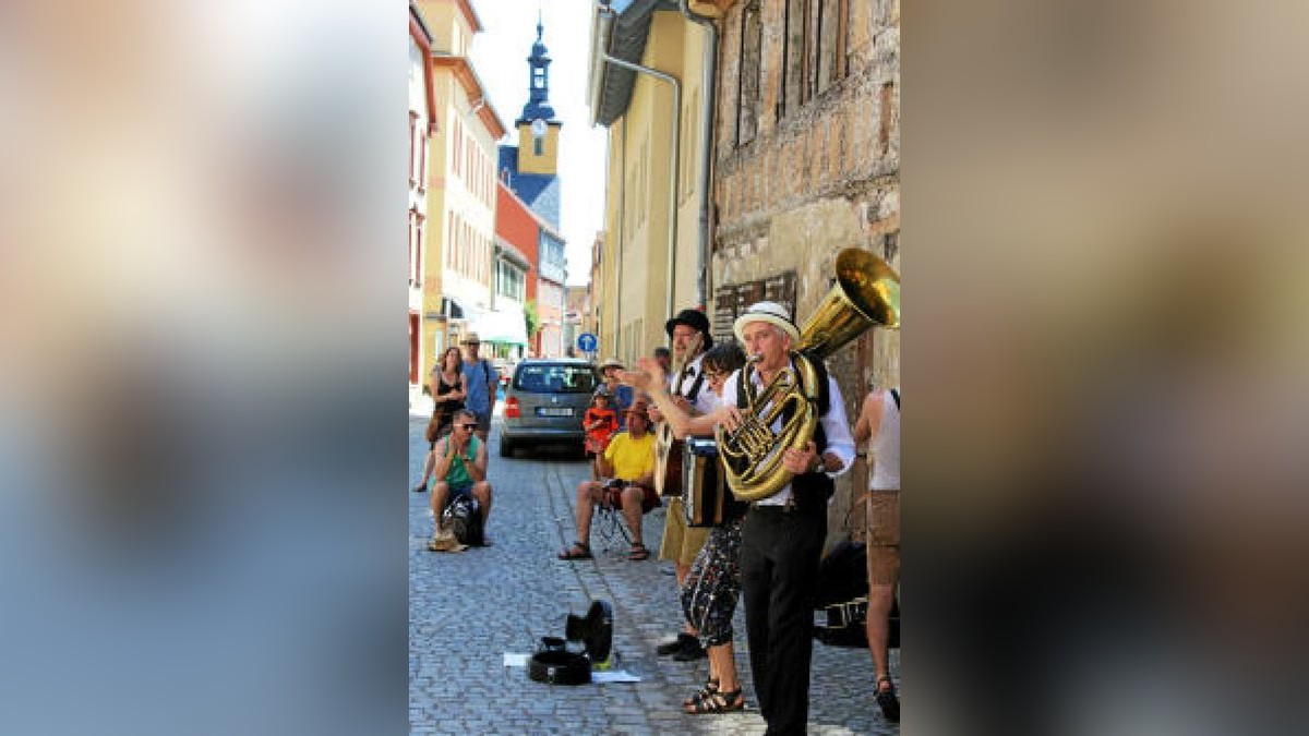 Rudolstadt-Festival 2018: Zehntausende Gäste feiern wie jedes Jahr am ersten Juli-Wochenende mit Künstlern aus aller Welt ein friedliches Fest. Hier die Eindrücke, die unsere Reporter sammeln konnen, in einer Bilderschau.