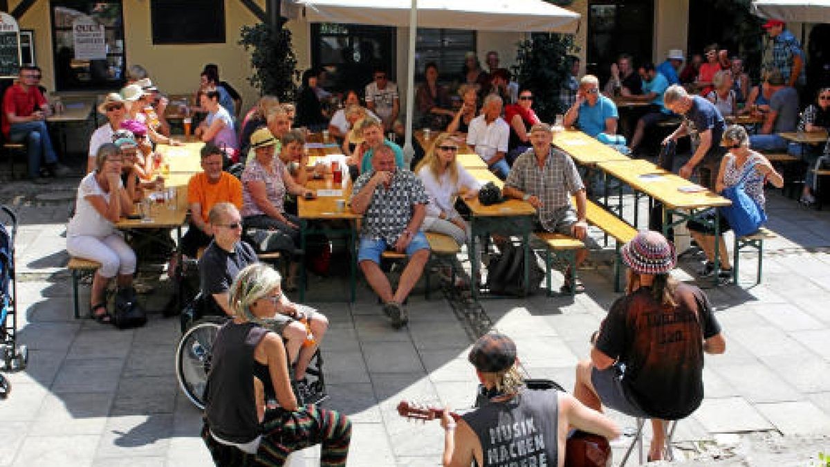 Rudolstadt-Festival 2018: Zehntausende Gäste feiern wie jedes Jahr am ersten Juli-Wochenende mit Künstlern aus aller Welt ein friedliches Fest. Hier die Eindrücke, die unsere Reporter sammeln konnen, in einer Bilderschau.