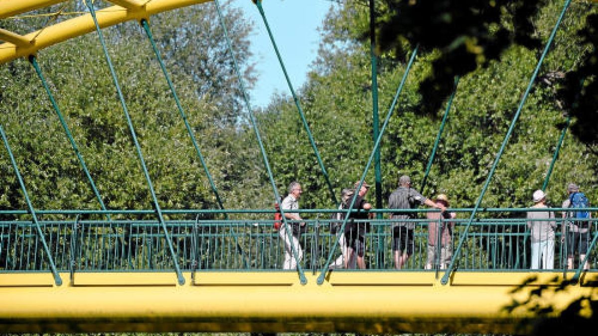 Rudolstadtfestival 2018: Auch am Samstag steht in Rudolstadt alles im Zeichen des Festivals. Beistrahlendem Sonnenschein setzen viele Besucher allerdings auf Sonnenschirme, Sonnenbrillen, und Sonnencreme.