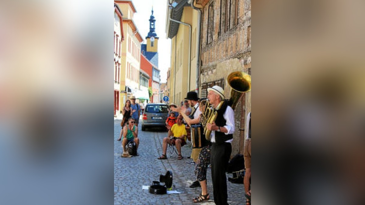 Rudolstadt-Festival 2018: Zehntausende Gäste feiern wie jedes Jahr am ersten Juli-Wochenende mit Künstlern aus aller Welt ein friedliches Fest. Hier die Eindrücke, die unsere Reporter sammeln konnen, in einer Bilderschau.