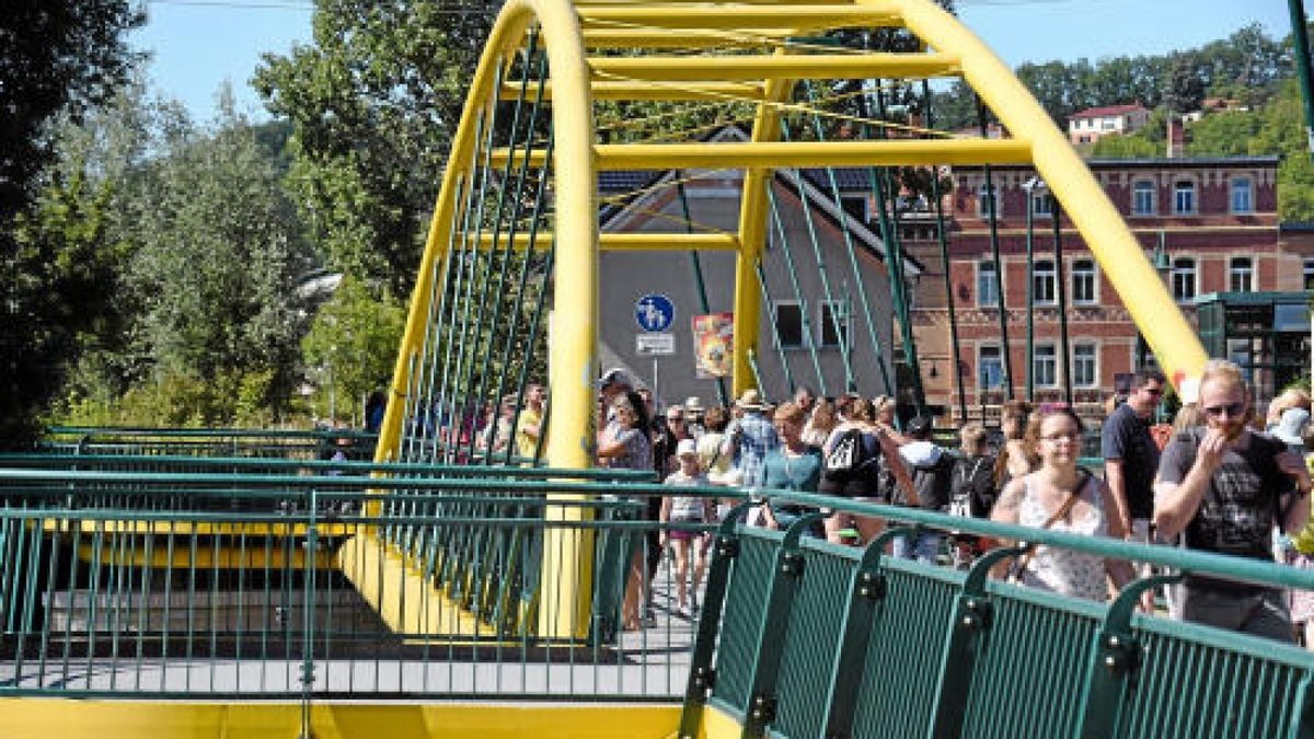 Rudolstadtfestival 2018: Auch am Samstag steht in Rudolstadt alles im Zeichen des Festivals. Beistrahlendem Sonnenschein setzen viele Besucher allerdings auf Sonnenschirme, Sonnenbrillen, und Sonnencreme.