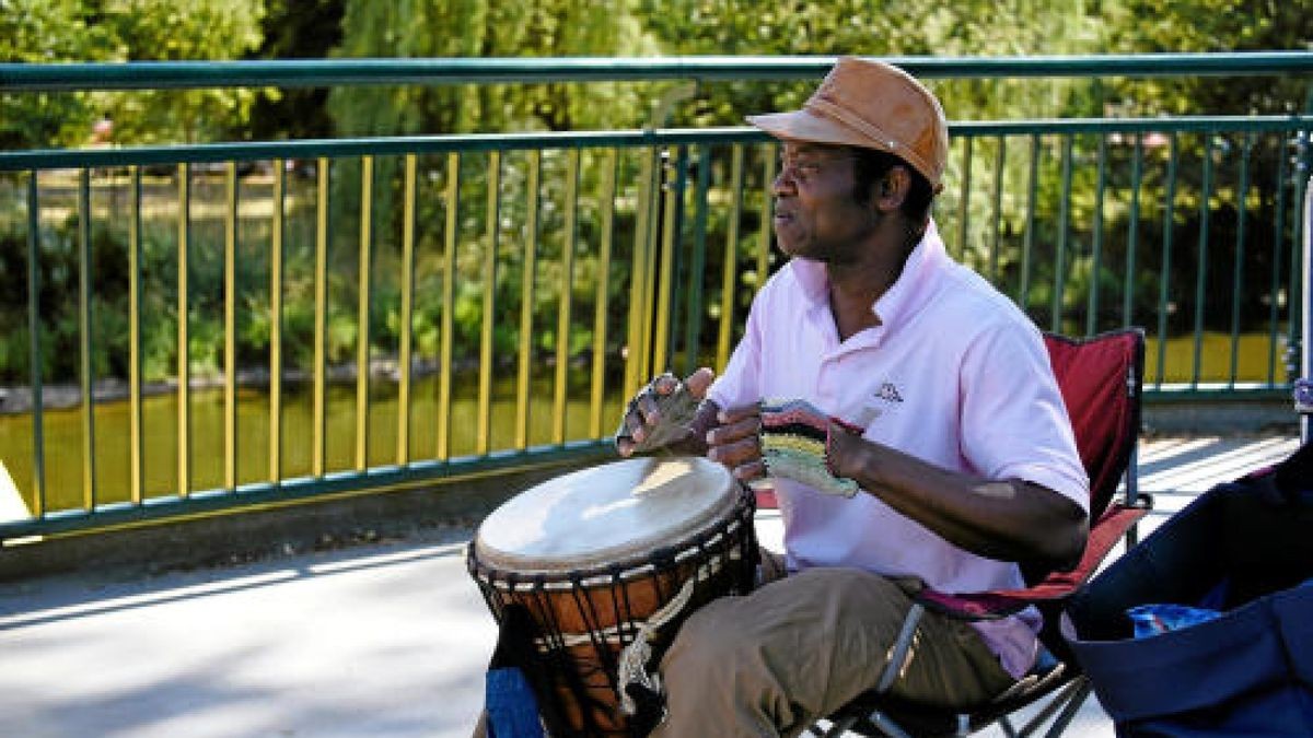 Rudolstadtfestival 2018: Auch am Samstag steht in Rudolstadt alles im Zeichen des Festivals. Beistrahlendem Sonnenschein setzen viele Besucher allerdings auf Sonnenschirme, Sonnenbrillen, und Sonnencreme.