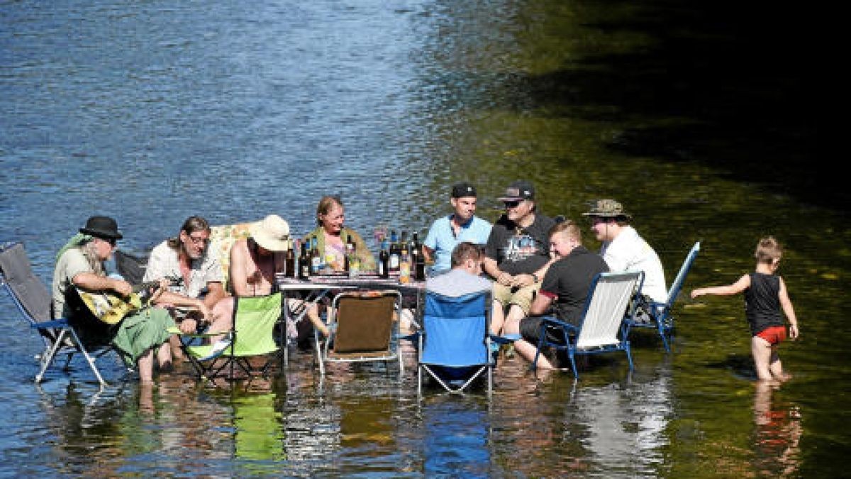 Rudolstadtfestival 2018: Auch am Samstag steht in Rudolstadt alles im Zeichen des Festivals. Beistrahlendem Sonnenschein setzen viele Besucher allerdings auf Sonnenschirme, Sonnenbrillen, und Sonnencreme.