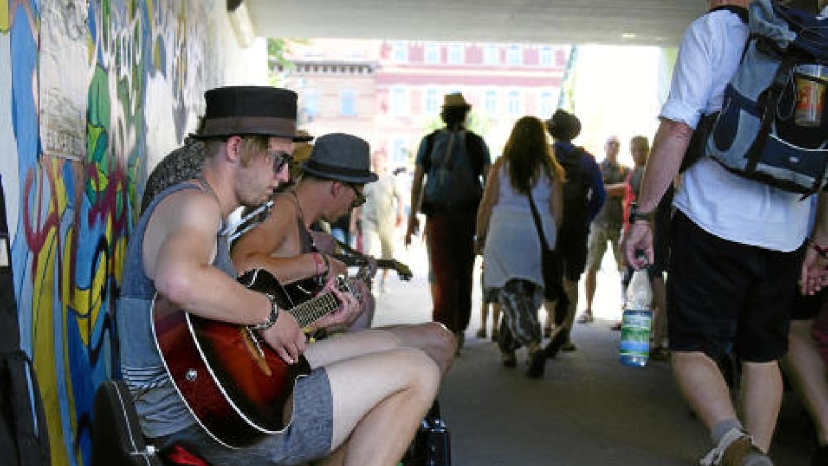 Rudolstadtfestival 2018: Auch am Samstag steht in Rudolstadt alles im Zeichen des Festivals. Beistrahlendem Sonnenschein setzen viele Besucher allerdings auf Sonnenschirme, Sonnenbrillen, und Sonnencreme.