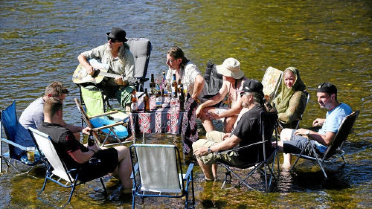 Rudolstadtfestival 2018: Auch am Samstag steht in Rudolstadt alles im Zeichen des Festivals. Beistrahlendem Sonnenschein setzen viele Besucher allerdings auf Sonnenschirme, Sonnenbrillen, und Sonnencreme.