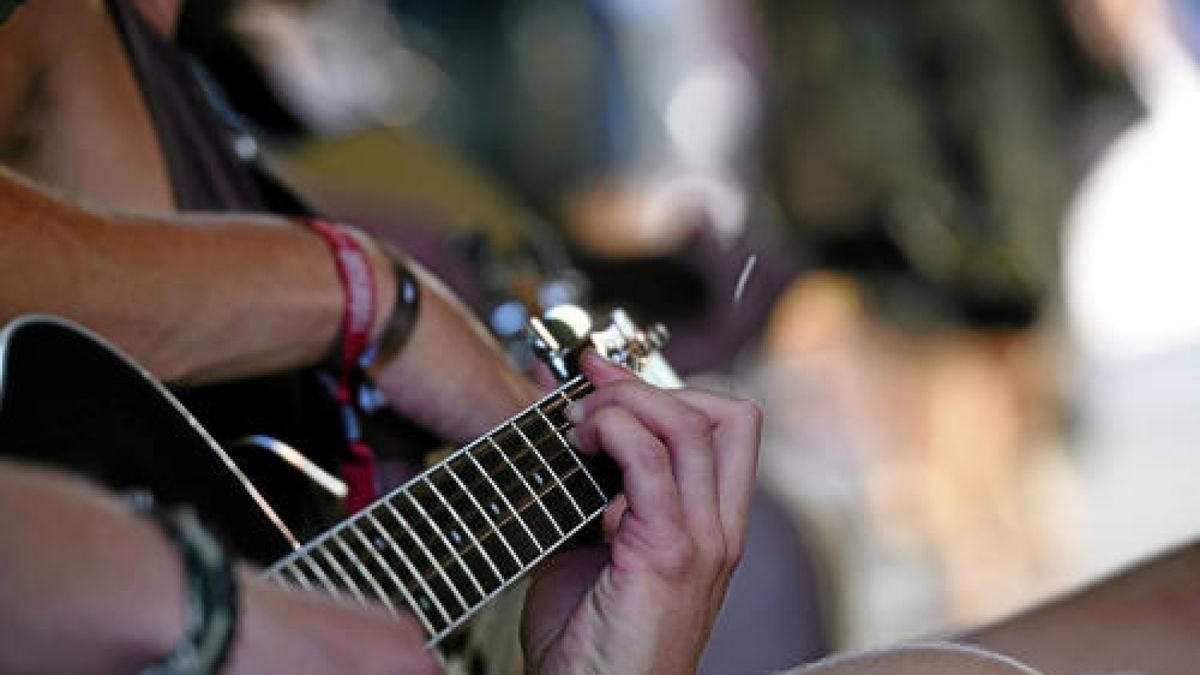 Rudolstadtfestival 2018: Auch am Samstag steht in Rudolstadt alles im Zeichen des Festivals. Beistrahlendem Sonnenschein setzen viele Besucher allerdings auf Sonnenschirme, Sonnenbrillen, und Sonnencreme.