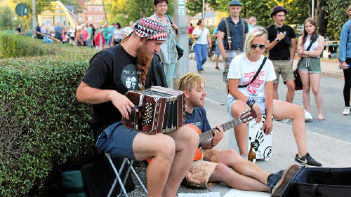 Rudolstadt-Festival 2018: Zehntausende Gäste feiern wie jedes Jahr am ersten Juli-Wochenende mit Künstlern aus aller Welt ein friedliches Fest. Hier die Eindrücke, die unsere Reporter sammeln konnen, in einer Bilderschau.