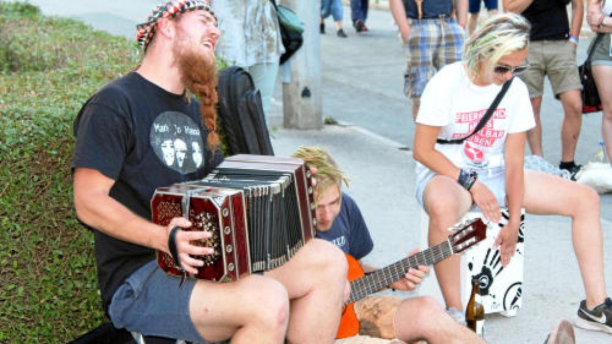 Rudolstadt-Festival 2018: Zehntausende Gäste feiern wie jedes Jahr am ersten Juli-Wochenende mit Künstlern aus aller Welt ein friedliches Fest. Hier die Eindrücke, die unsere Reporter sammeln konnen, in einer Bilderschau.