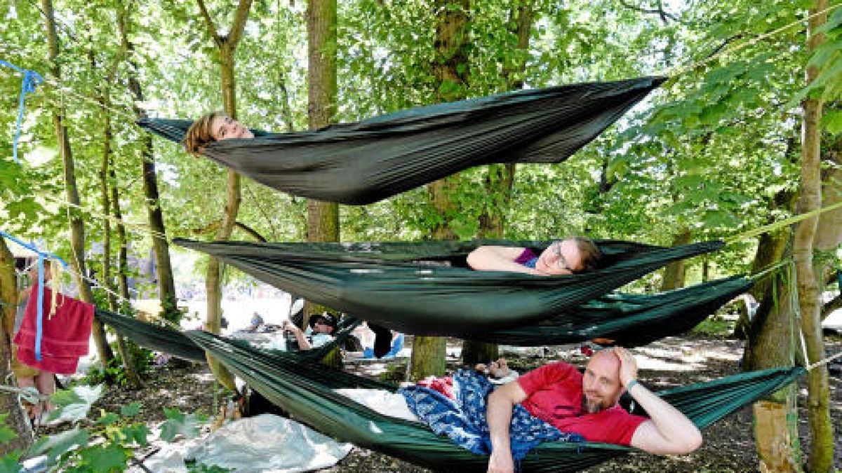 Rudolstadtfestival 2018: Auch am Samstag steht in Rudolstadt alles im Zeichen des Festivals. Beistrahlendem Sonnenschein setzen viele Besucher allerdings auf Sonnenschirme, Sonnenbrillen, und Sonnencreme.