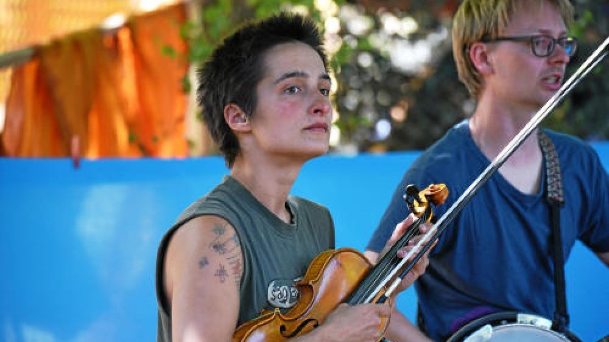 Rudolstadtfestival 2018: Auch am Samstag steht in Rudolstadt alles im Zeichen des Festivals. Beistrahlendem Sonnenschein setzen viele Besucher allerdings auf Sonnenschirme, Sonnenbrillen, und Sonnencreme.