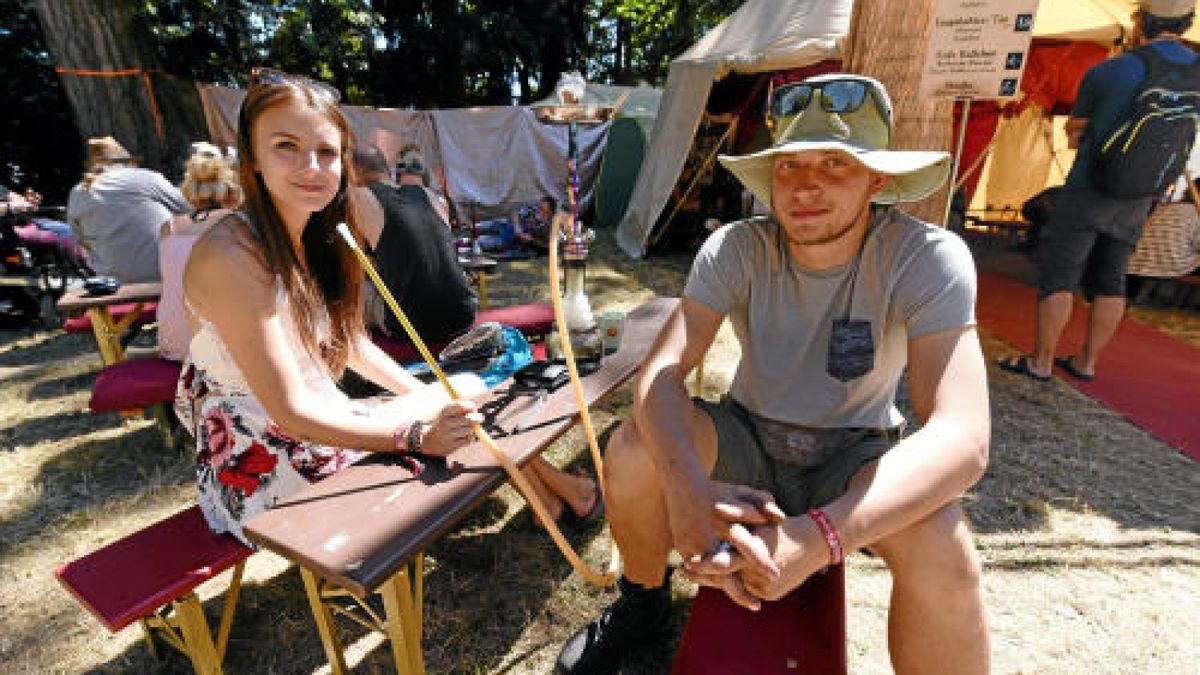 Rudolstadtfestival 2018: Auch am Samstag steht in Rudolstadt alles im Zeichen des Festivals. Beistrahlendem Sonnenschein setzen viele Besucher allerdings auf Sonnenschirme, Sonnenbrillen, und Sonnencreme.