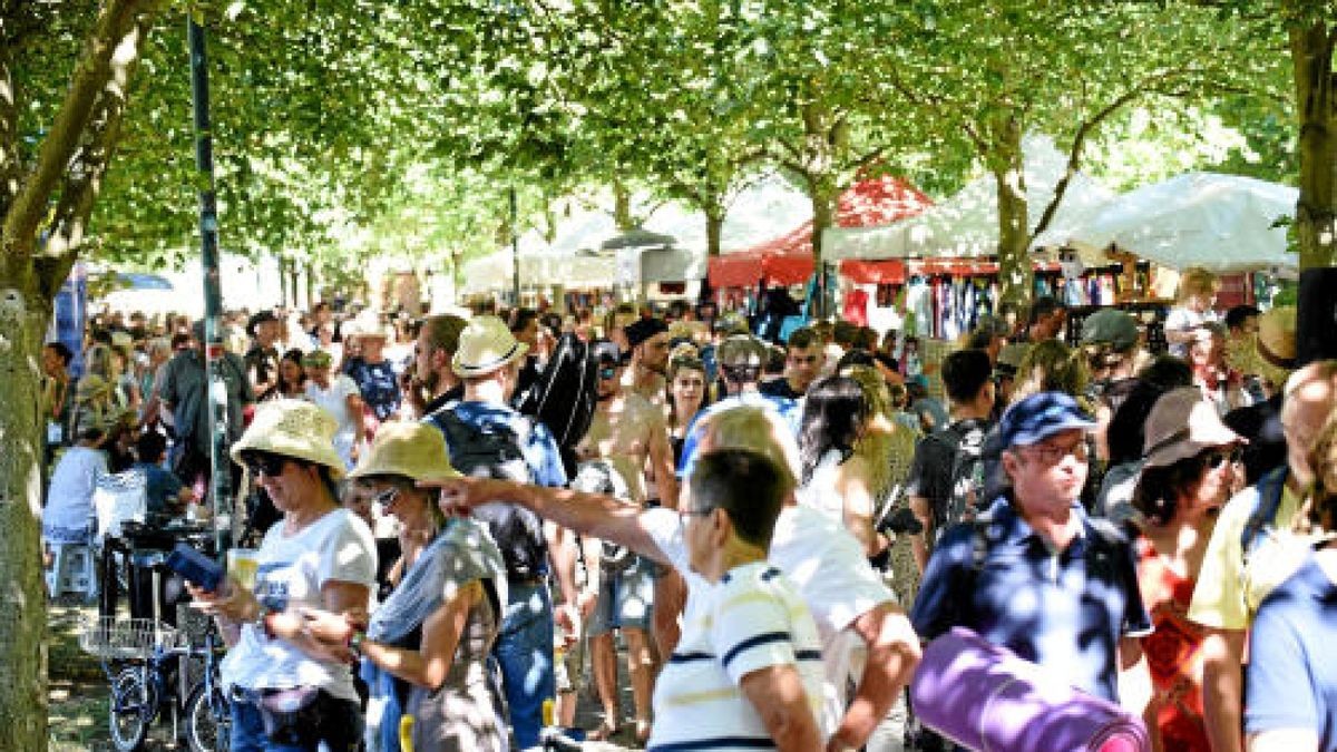 Rudolstadtfestival 2018: Auch am Samstag steht in Rudolstadt alles im Zeichen des Festivals. Beistrahlendem Sonnenschein setzen viele Besucher allerdings auf Sonnenschirme, Sonnenbrillen, und Sonnencreme.