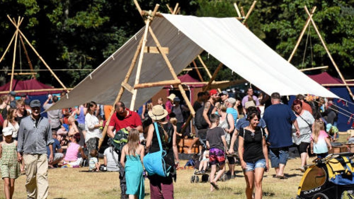 Rudolstadtfestival 2018: Auch am Samstag steht in Rudolstadt alles im Zeichen des Festivals. Beistrahlendem Sonnenschein setzen viele Besucher allerdings auf Sonnenschirme, Sonnenbrillen, und Sonnencreme.