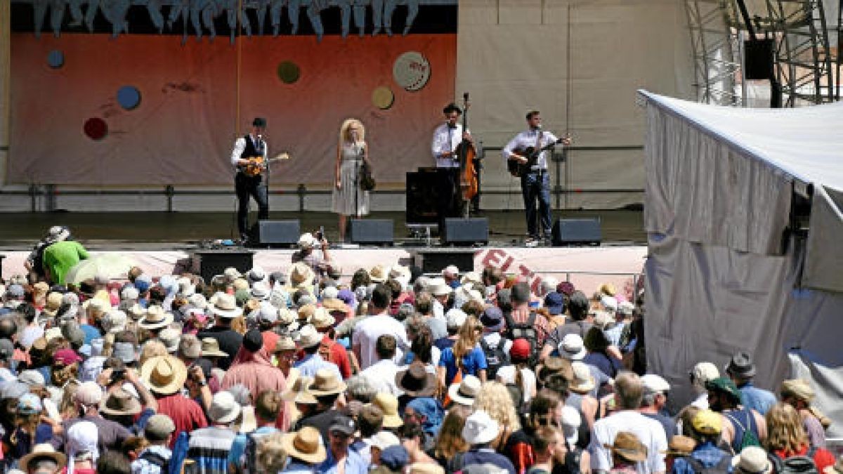 Rudolstadtfestival 2018: Auch am Samstag steht in Rudolstadt alles im Zeichen des Festivals. Beistrahlendem Sonnenschein setzen viele Besucher allerdings auf Sonnenschirme, Sonnenbrillen, und Sonnencreme.