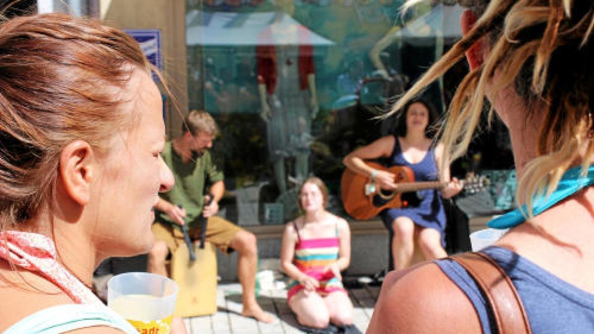 Rudolstadt-Festival 2018: Zehntausende Gäste feiern wie jedes Jahr am ersten Juli-Wochenende mit Künstlern aus aller Welt ein friedliches Fest. Hier die Eindrücke, die unsere Reporter sammeln konnen, in einer Bilderschau.