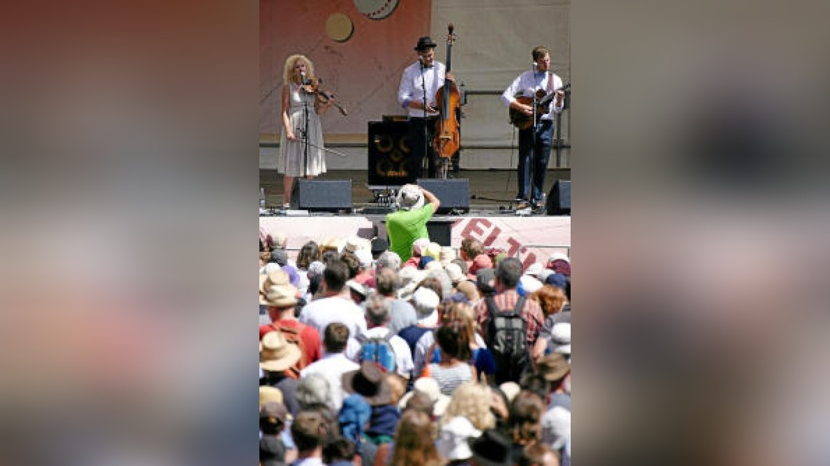 Rudolstadtfestival 2018: Auch am Samstag steht in Rudolstadt alles im Zeichen des Festivals. Beistrahlendem Sonnenschein setzen viele Besucher allerdings auf Sonnenschirme, Sonnenbrillen, und Sonnencreme.