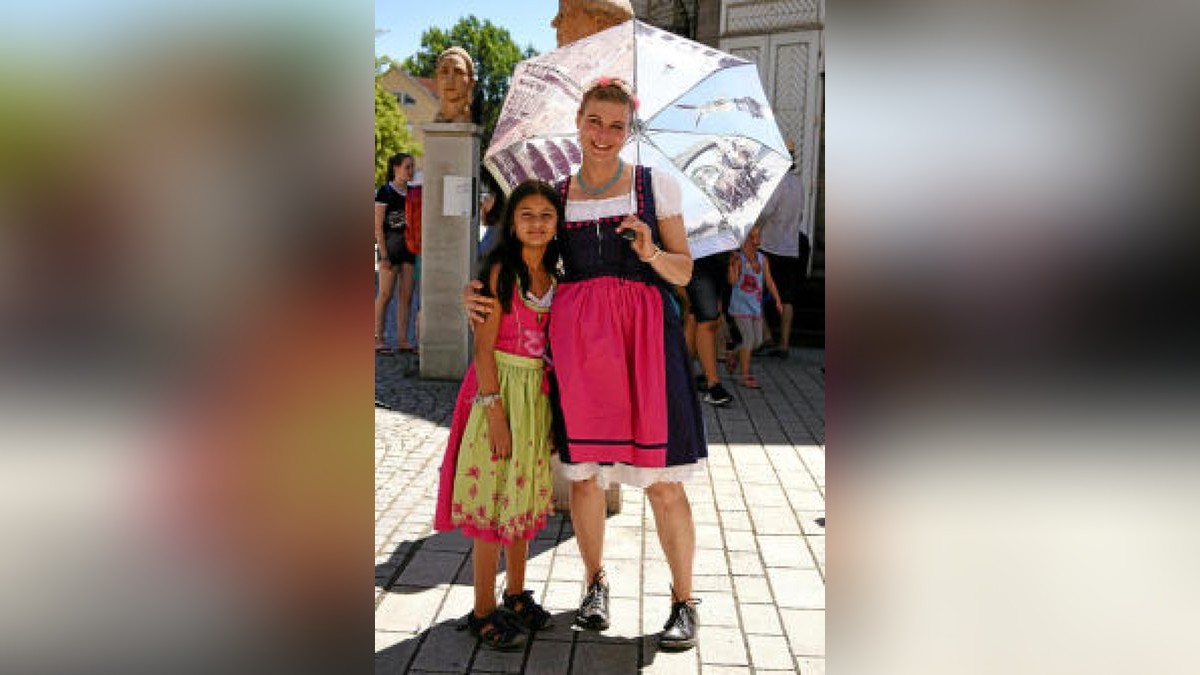 Rudolstadtfestival 2018: Auch am Samstag steht in Rudolstadt alles im Zeichen des Festivals. Beistrahlendem Sonnenschein setzen viele Besucher allerdings auf Sonnenschirme, Sonnenbrillen, und Sonnencreme.