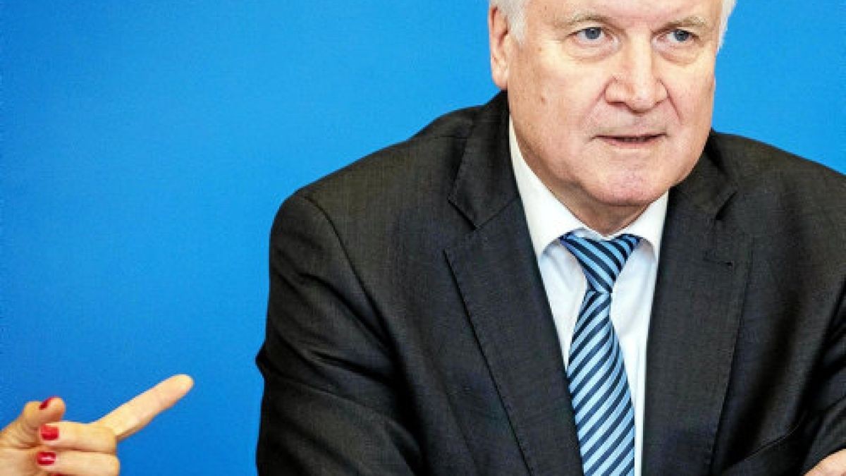 dpatopbilder - 10.07.2018, Berlin: Horst Seehofer (CSU), Bundesminister des Innern, für Bau und Heimat, stellt den «Masterplan Migration» im Bundesinnenministerium vor. Foto: Kay Nietfeld/dpa +++ dpa-Bildfunk +++Foto: Kay Nietfeld