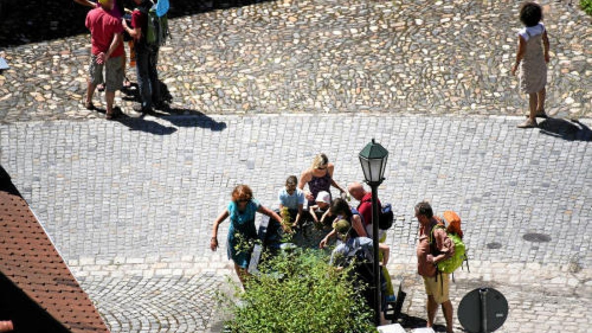 Rudolstadtfestival 2018: Auch am Samstag steht in Rudolstadt alles im Zeichen des Festivals. Beistrahlendem Sonnenschein setzen viele Besucher allerdings auf Sonnenschirme, Sonnenbrillen, und Sonnencreme.