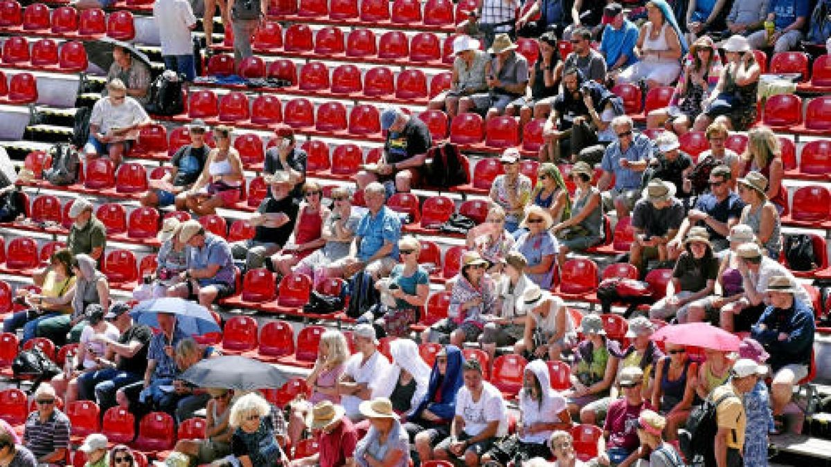 Rudolstadtfestival 2018: Auch am Samstag steht in Rudolstadt alles im Zeichen des Festivals. Beistrahlendem Sonnenschein setzen viele Besucher allerdings auf Sonnenschirme, Sonnenbrillen, und Sonnencreme.