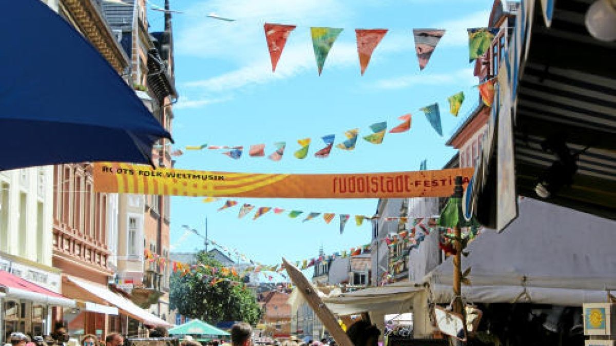 Rudolstadt-Festival 2018: Zehntausende Gäste feiern wie jedes Jahr am ersten Juli-Wochenende mit Künstlern aus aller Welt ein friedliches Fest. Hier die Eindrücke, die unsere Reporter sammeln konnen, in einer Bilderschau.