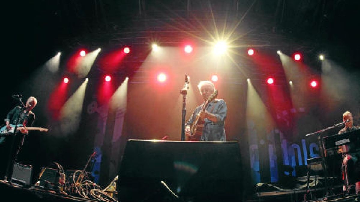 Graham Nash spielt und singt vor Tausenden Zuhörern im Heinepark.