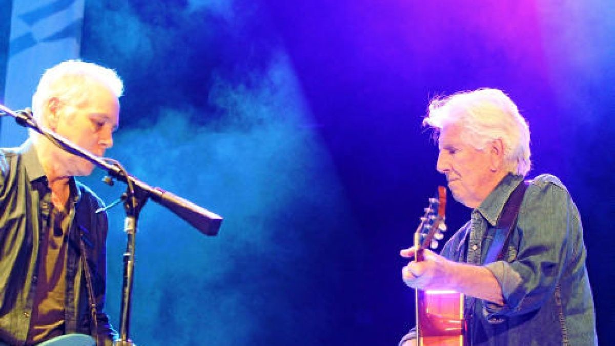 Graham Nash spielt und singt vor Tausenden Zuhörern im Heinepark.