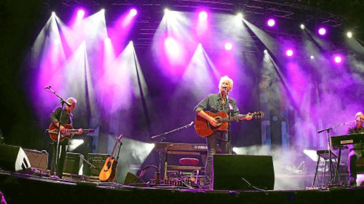 Graham Nash spielt und singt vor Tausenden Zuhörern im Heinepark.